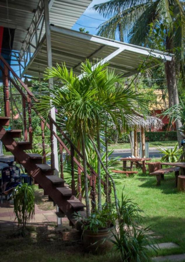 The Lazy Bar And Guesthouse 끄라비 외부 사진