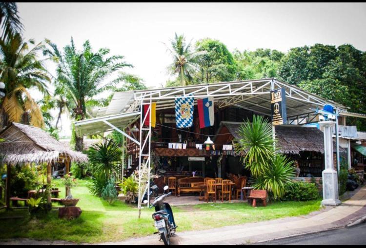 The Lazy Bar And Guesthouse 끄라비 외부 사진