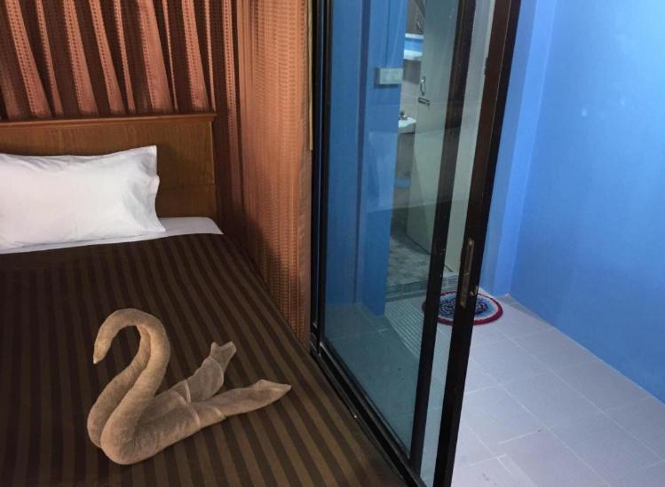 The Lazy Bar And Guesthouse 끄라비 외부 사진